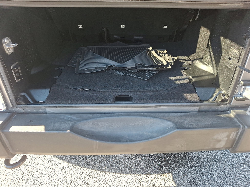 Used 2018 Jeep Wrangler Unlimited Rubicon w/ Cold Weather Group image 18