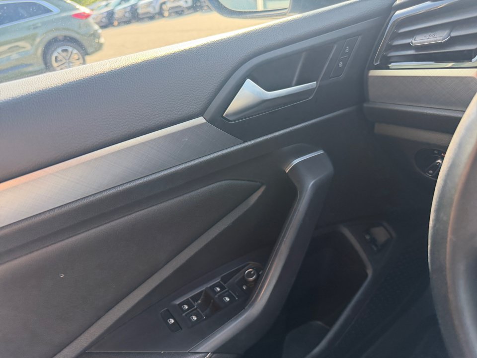 Certified 2022 Volkswagen Jetta SE FWD image 32