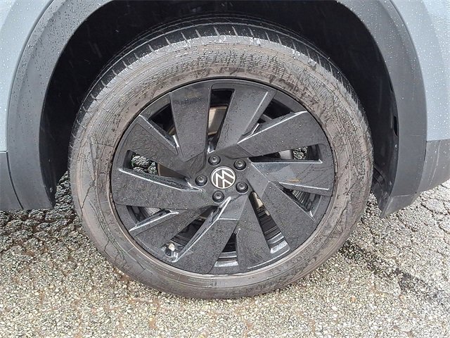 Used 2024 Volkswagen Atlas Cross Sport SE w/ Panoramic Sunroof Package image 8