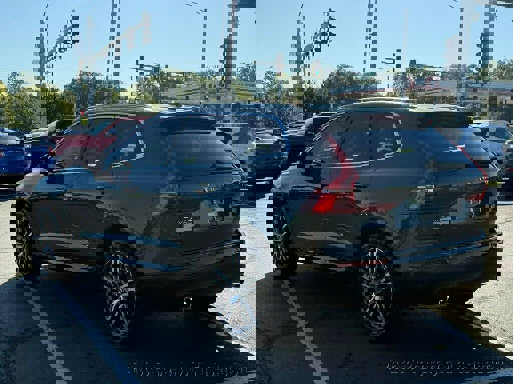 Used 2018 Volvo XC60 T6 Momentum w/ Vision Package image 12