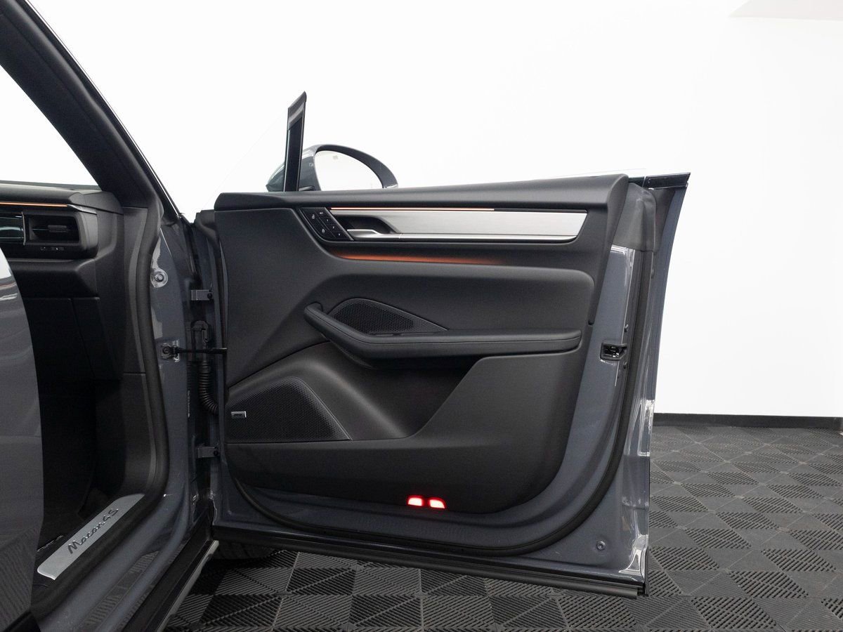 New 2025 Porsche Macan 4S Electric image 30