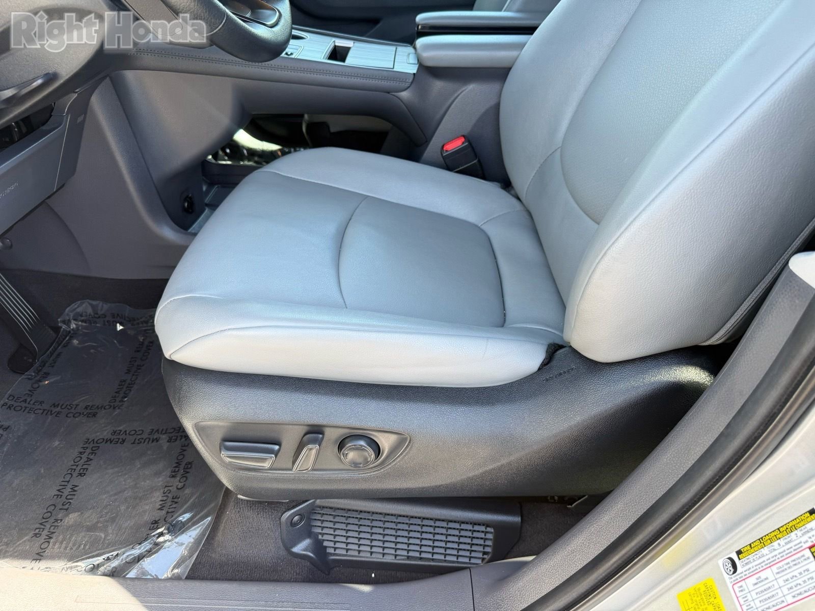 Used 2024 Toyota Sienna XLE FWD image 14