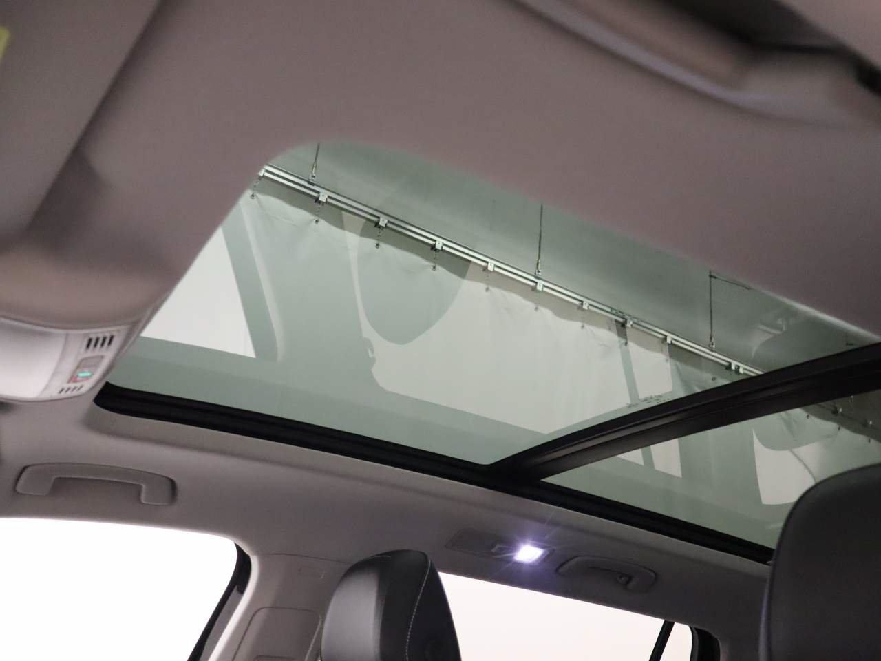Certified 2023 Volkswagen Tiguan SE w/ Panoramic Sunroof Package FWD image 19