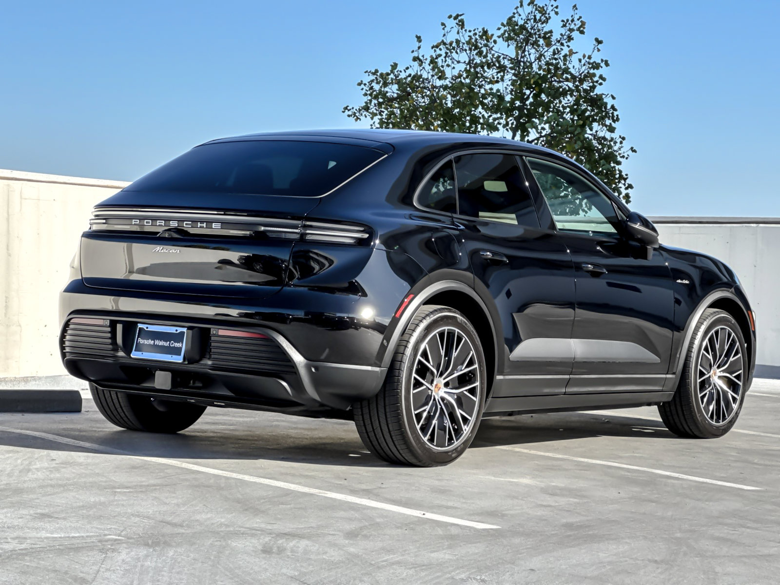 Used 2025 Porsche Macan Electric RWD image 9