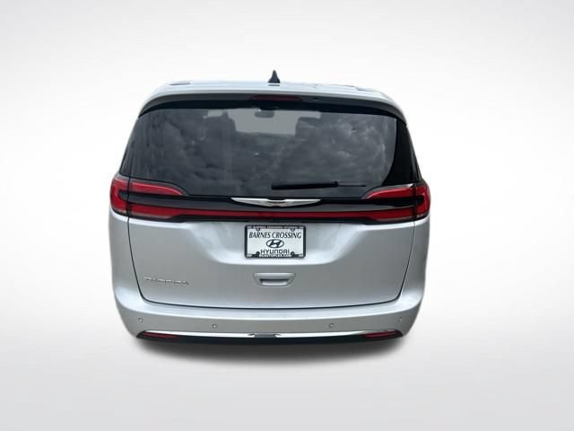 Used 2024 Chrysler Pacifica Touring-L FWD image 4