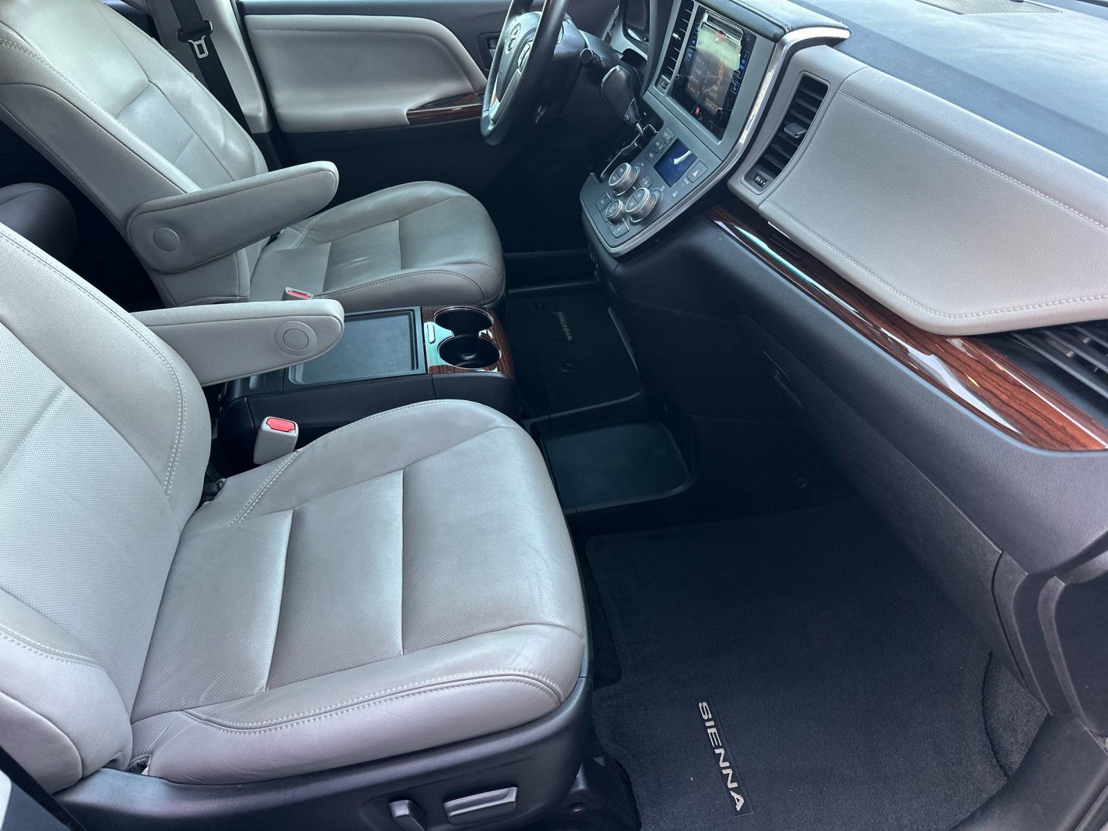 Used 2017 Toyota Sienna Limited Premium image 16