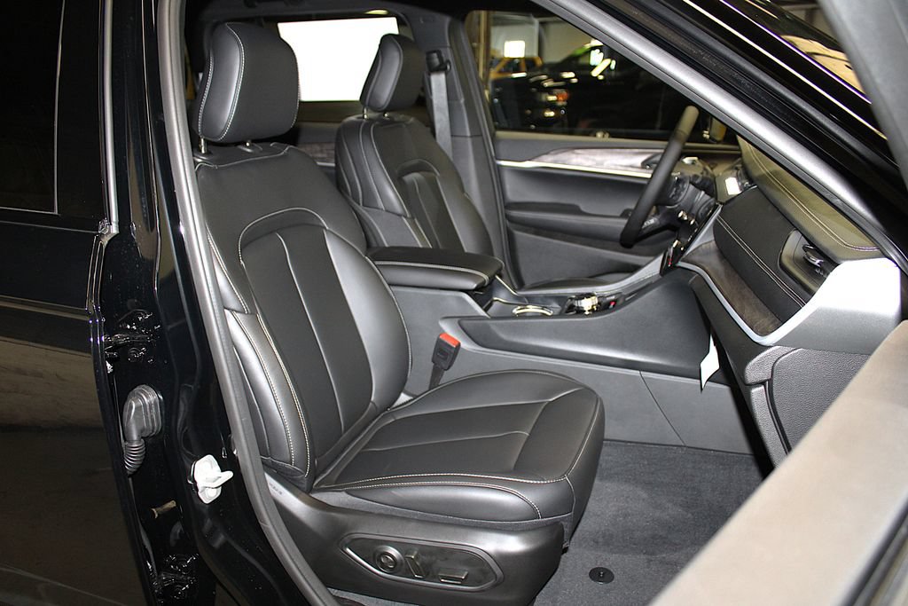 New 2027 Jeep Grand Cherokee Limited w/ MOPAR Finishing Package AWD/4WD image 30