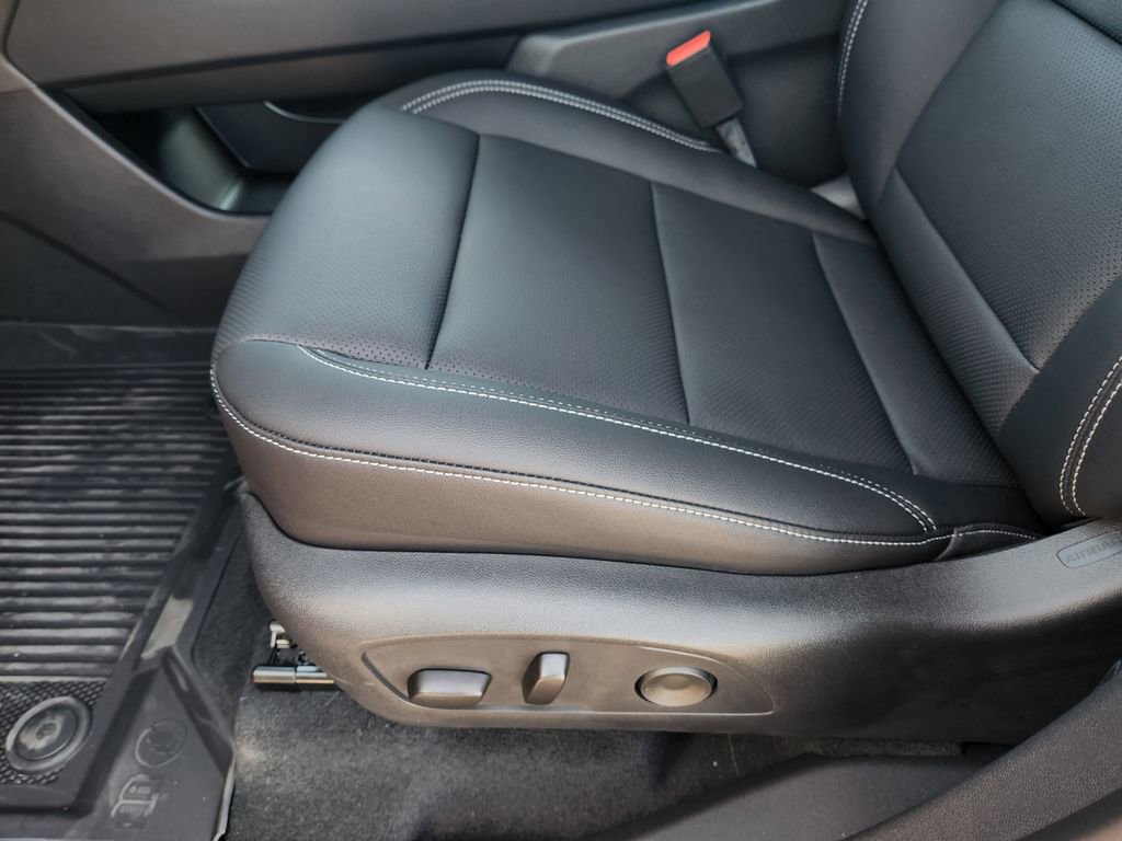 Used 2025 Chevrolet Traverse LT w/ Driver Confidence Package image 25