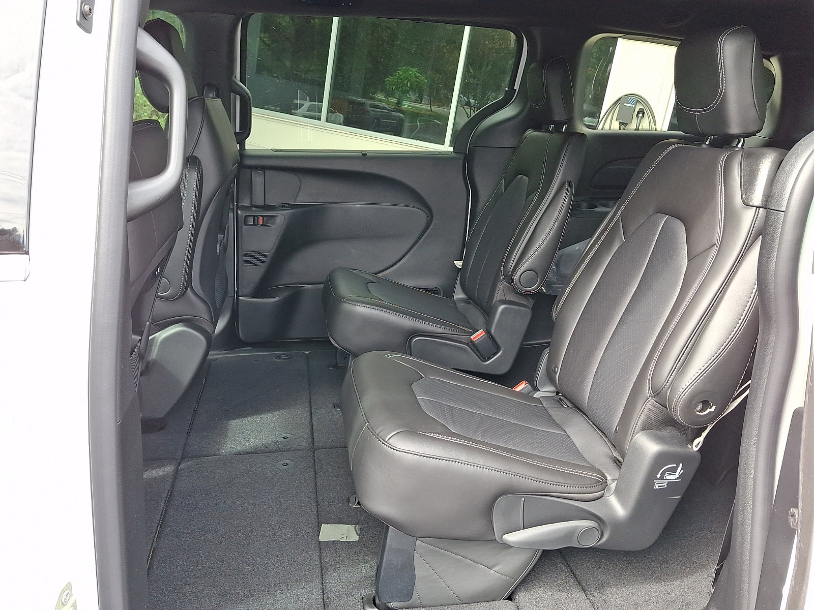 New 2027 Chrysler Pacifica Select FWD image 6