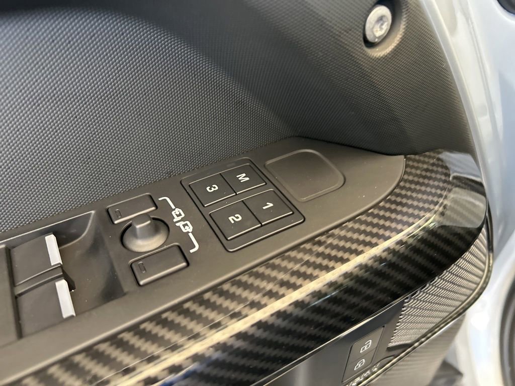 Used 2023 Land Rover Defender 110 X-Dynamic SE image 55