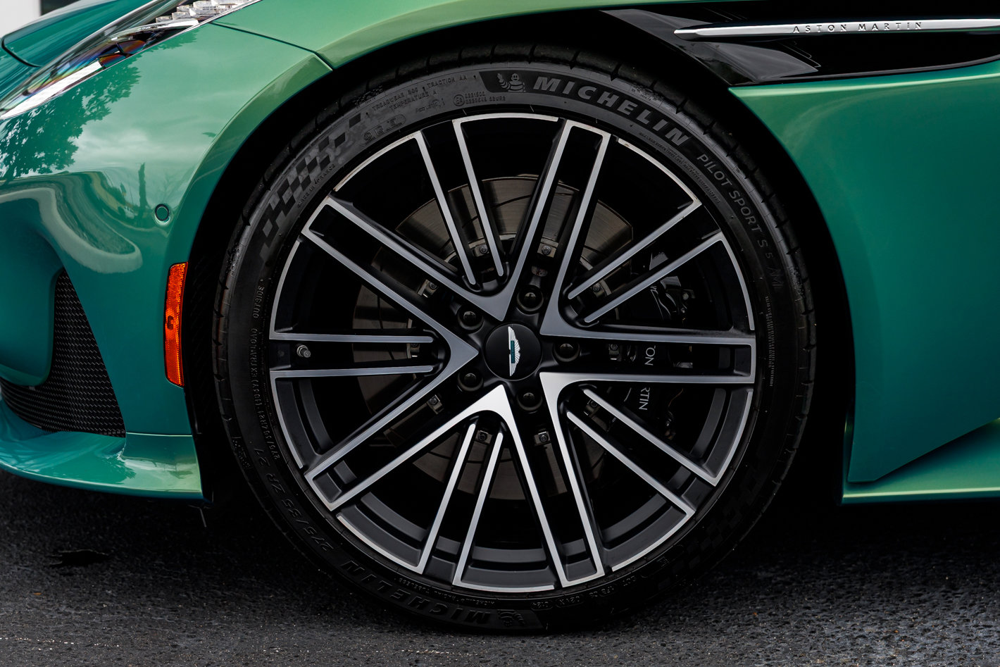 Used 2025 Aston Martin DB12 Coupe image 10