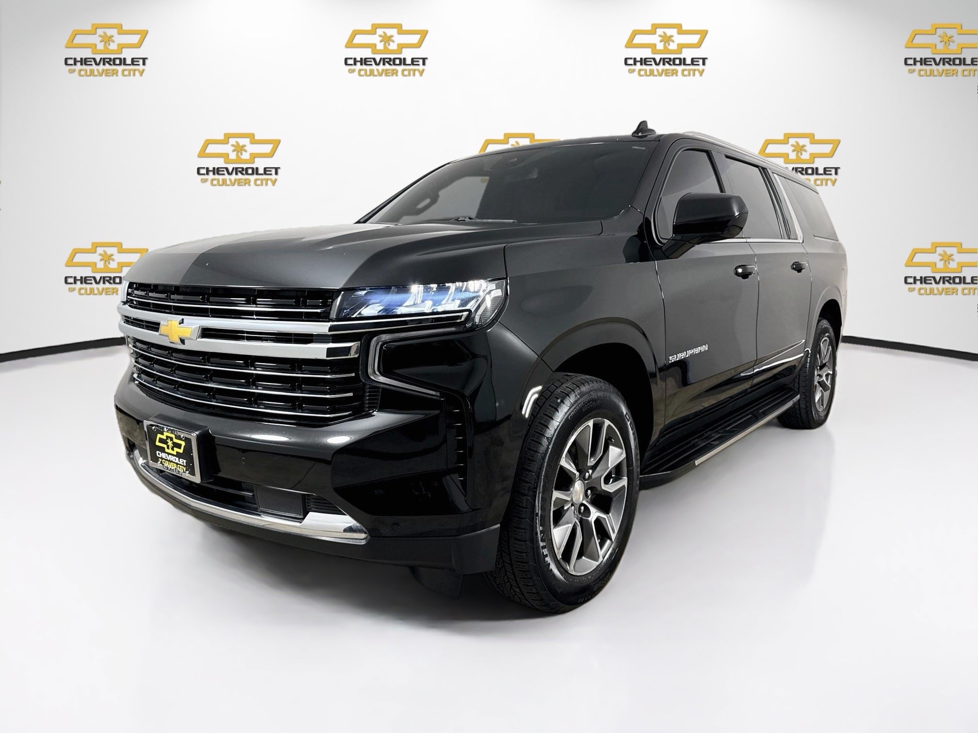 Used 2024 Chevrolet Suburban LT RWD image 3