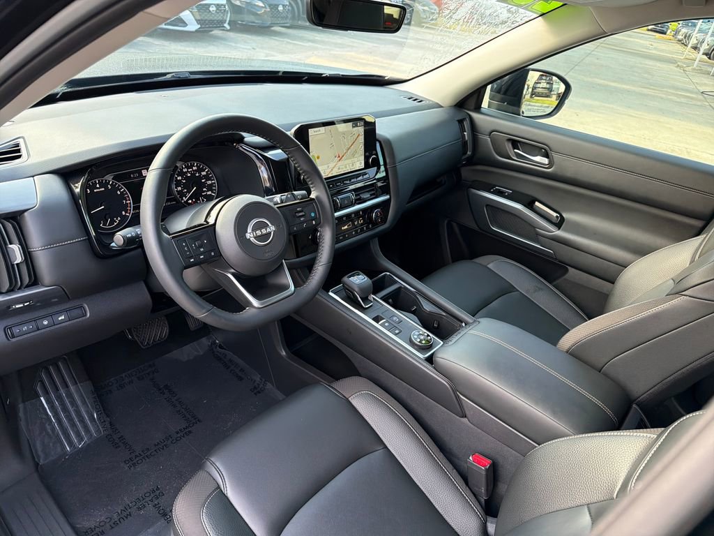 Used 2025 Nissan Pathfinder SL AWD/4WD image 14