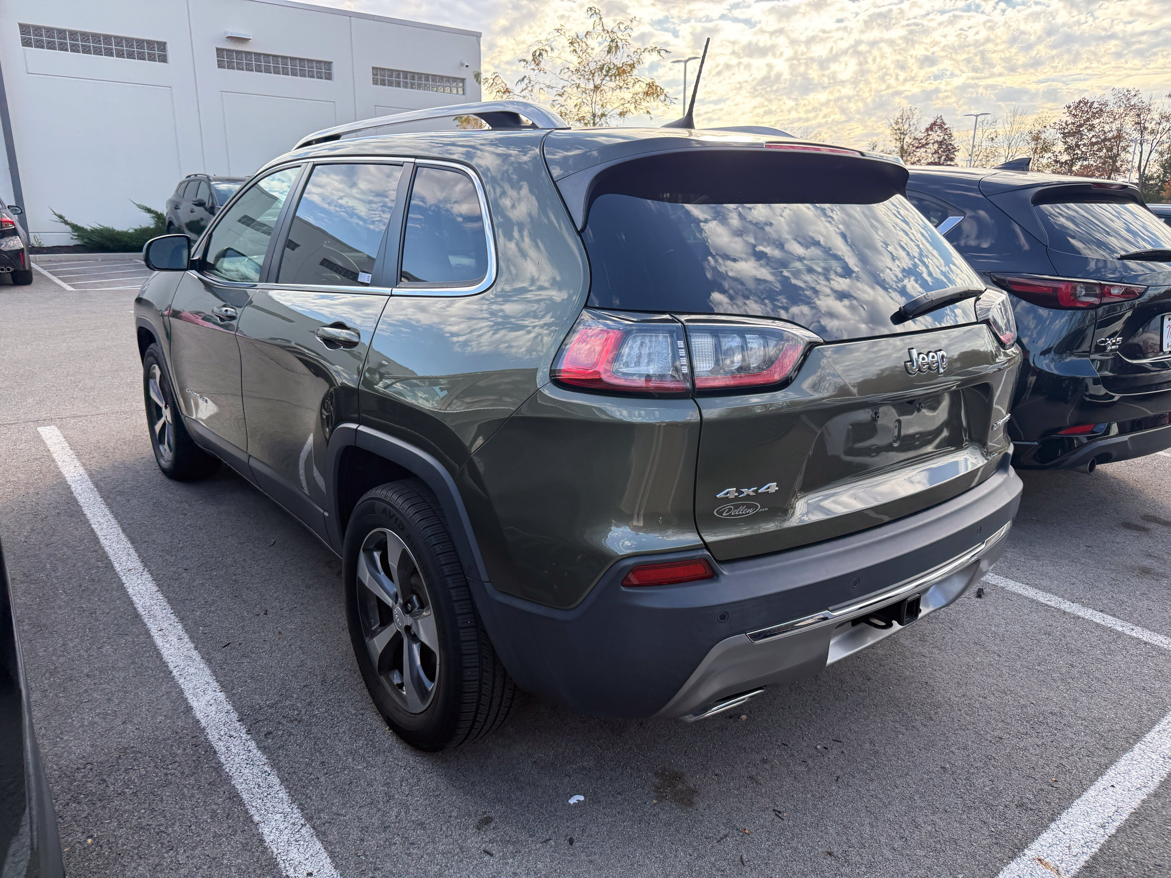 Used 2019 Jeep Cherokee Limited w/ Luxury Group AWD/4WD image 4