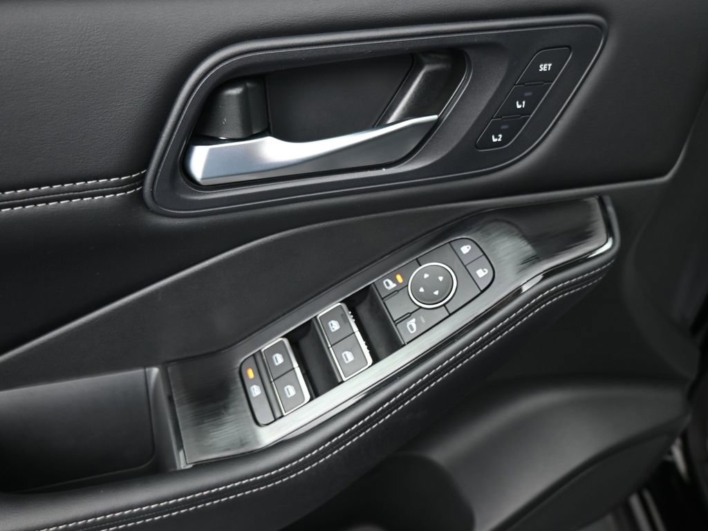 Used 2024 Nissan Rogue SL w/ SL Premium Package image 12