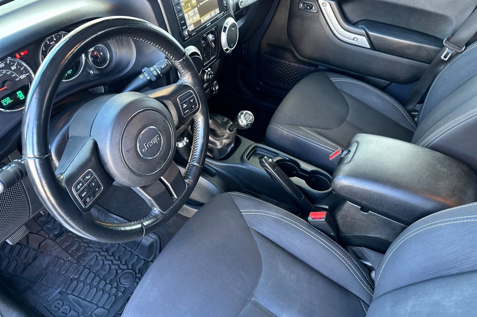 Used 2018 Jeep Wrangler Unlimited Rubicon w/ Connectivity Group image 10