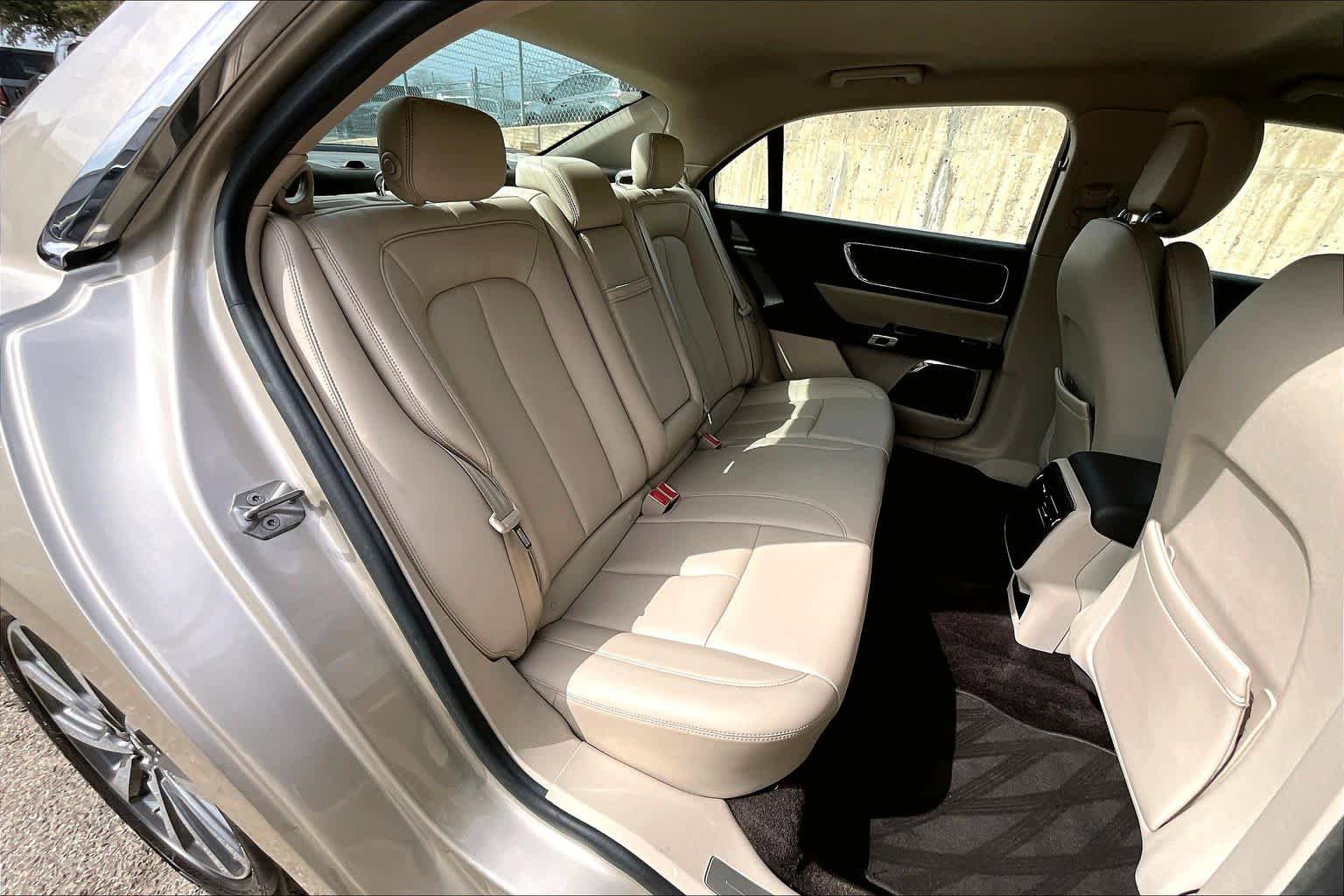 Used 2017 Lincoln Continental Premiere image 20
