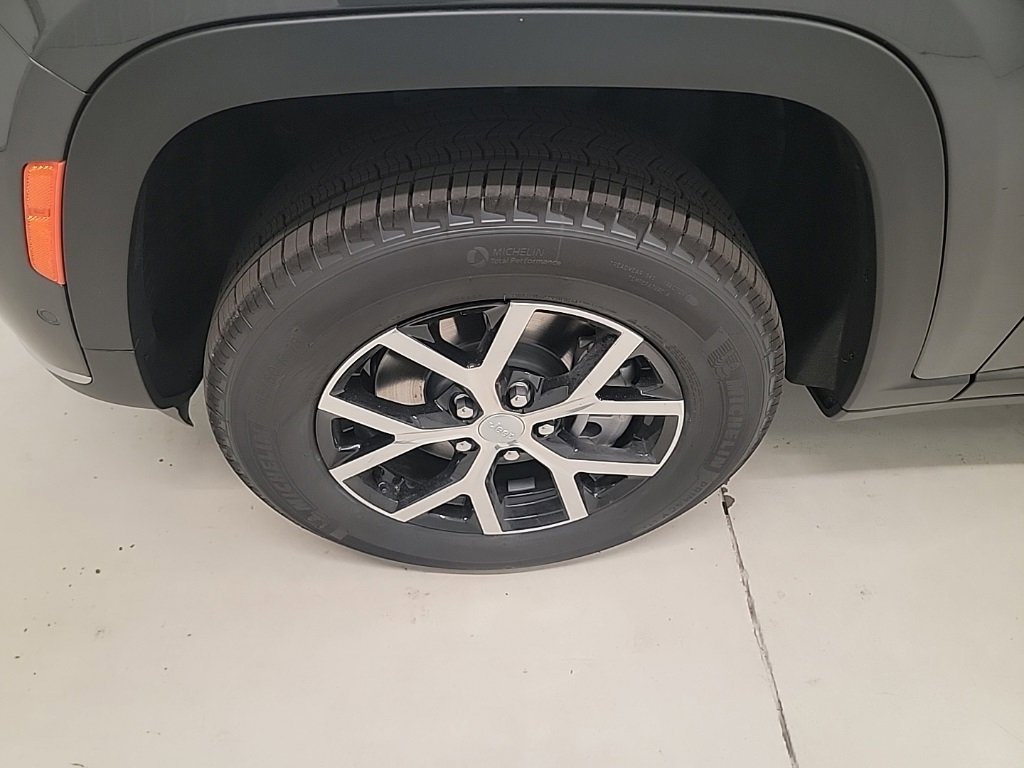 New 2025 Jeep Grand Cherokee L Limited w/ Luxury Tech Group II image 2