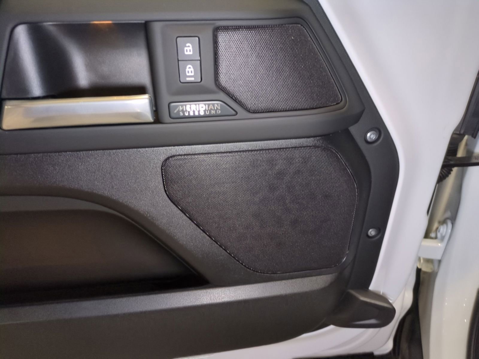 New 2026 Land Rover Defender 110 X-Dynamic SE image 13