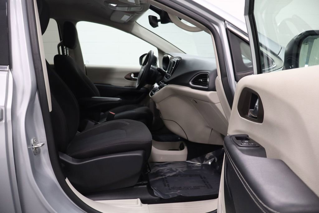 Certified 2023 Chrysler Voyager LX image 15