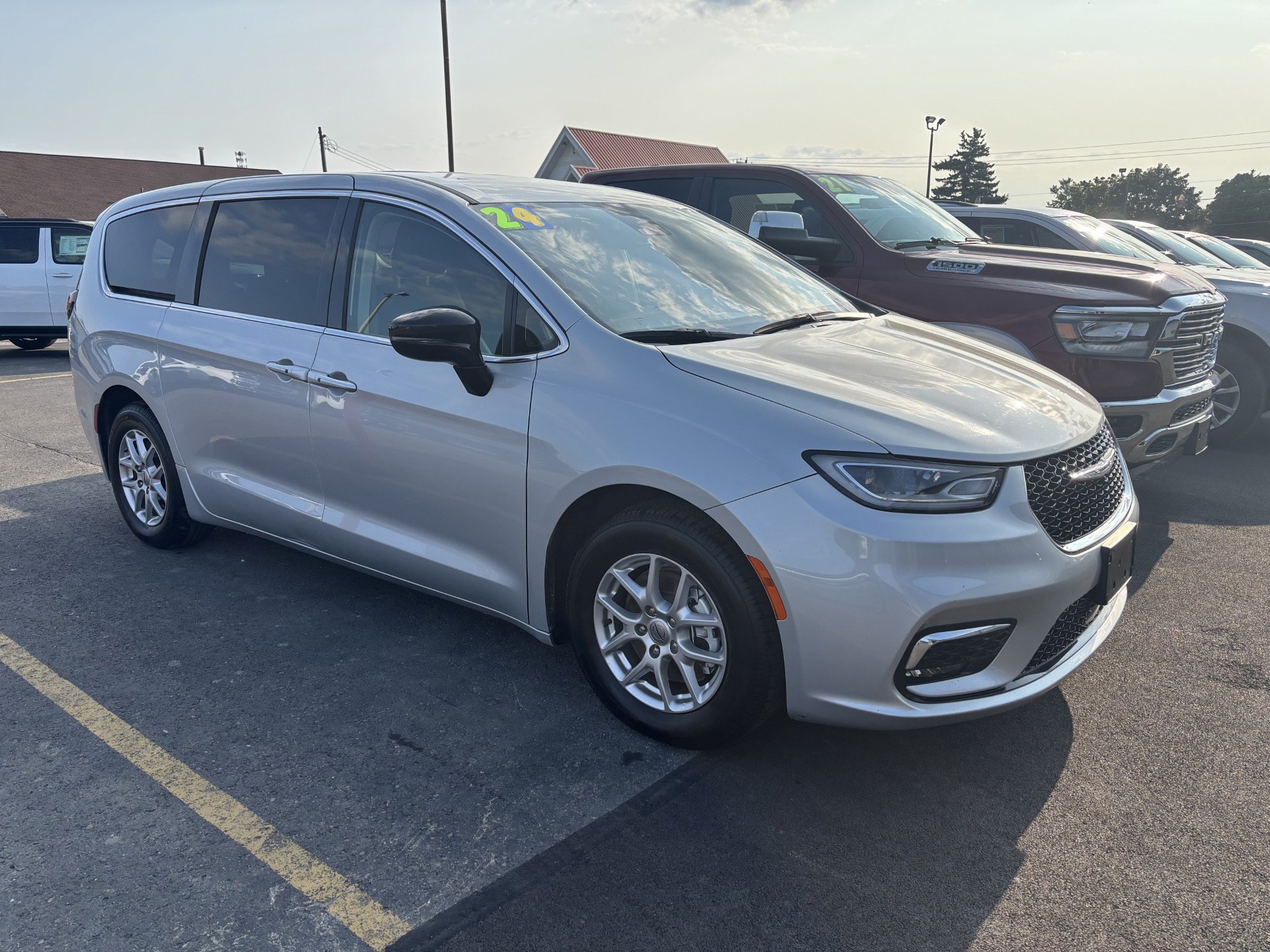 Used 2024 Chrysler Pacifica Touring-L FWD image 2