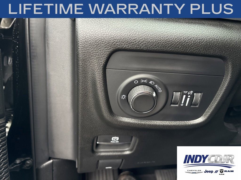 Used 2025 Jeep Grand Cherokee Laredo AWD/4WD image 21