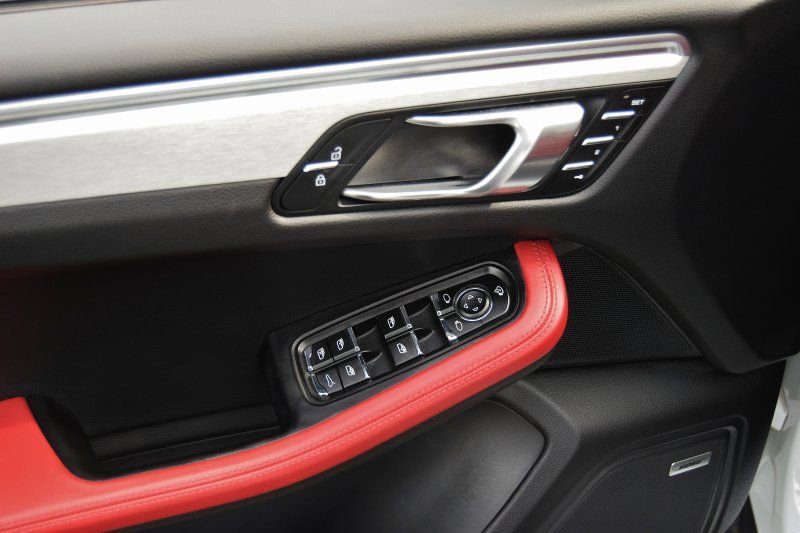 Used 2023 Porsche Macan image 12