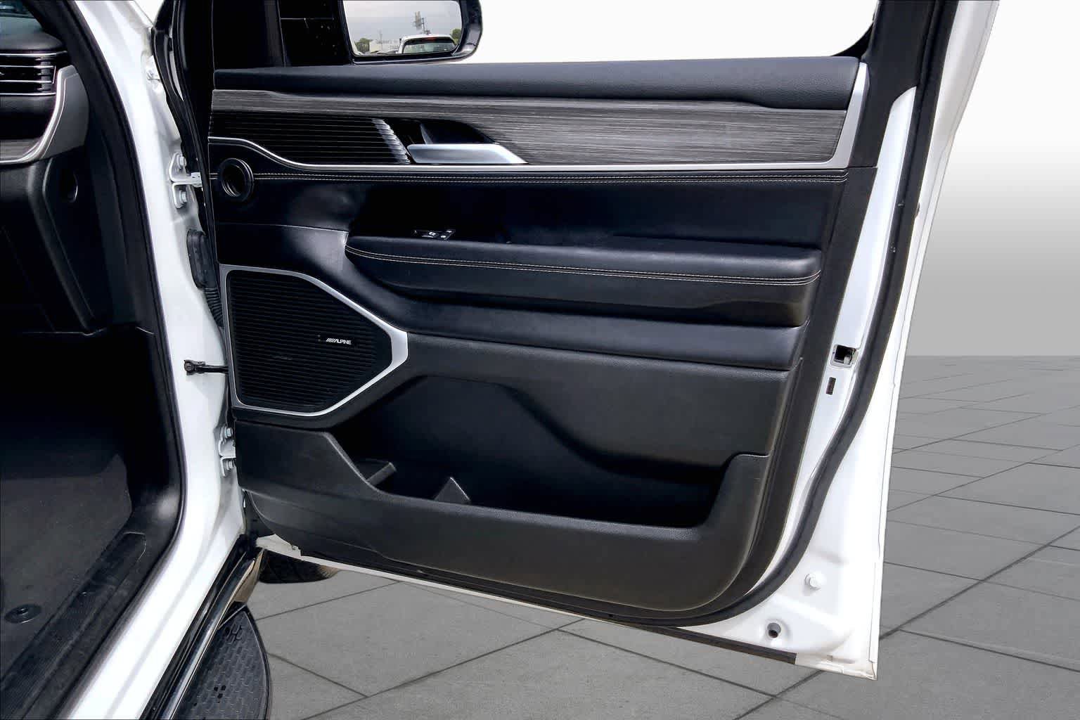 Used 2024 Jeep Wagoneer L Series II RWD image 23