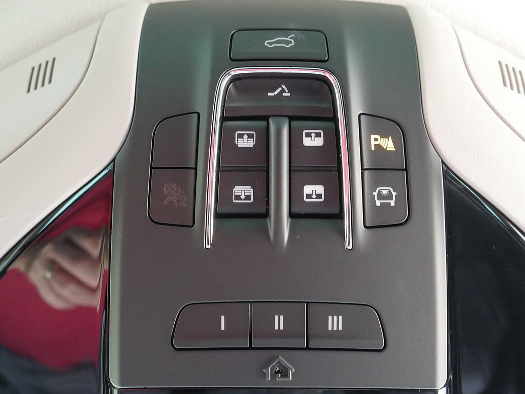 Used 2019 Maserati Levante GranLusso AWD/4WD image 48