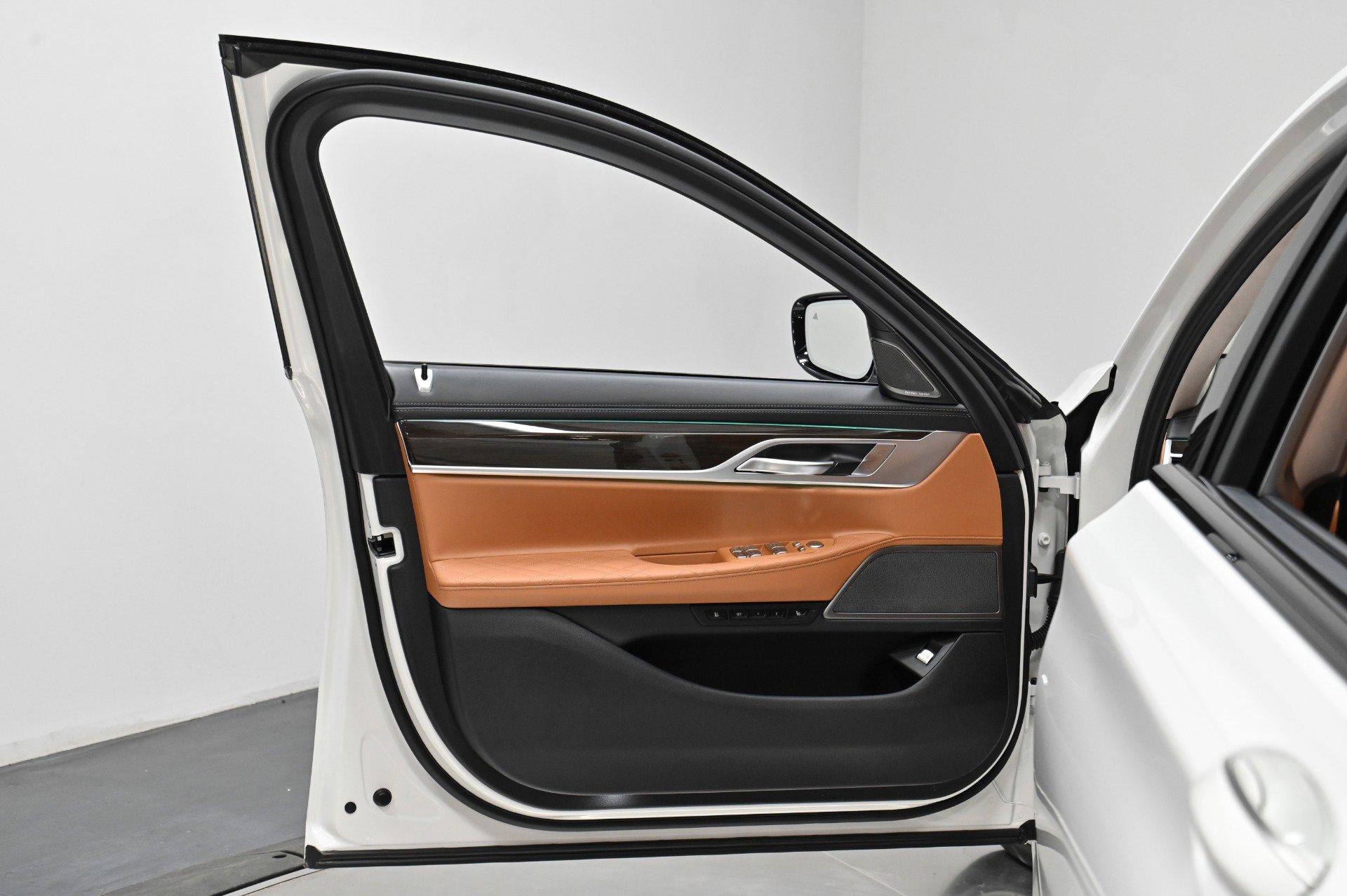 Used 2022 BMW M760i xDrive w/ Luxury Rear Seating Package image 21