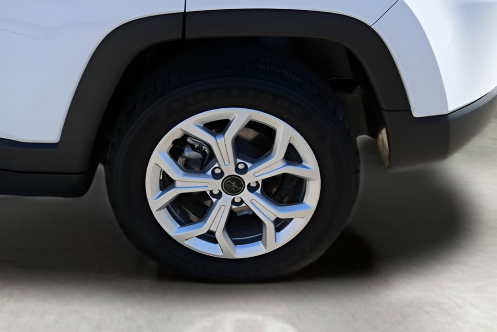 Used 2025 Jeep Compass Latitude image 9