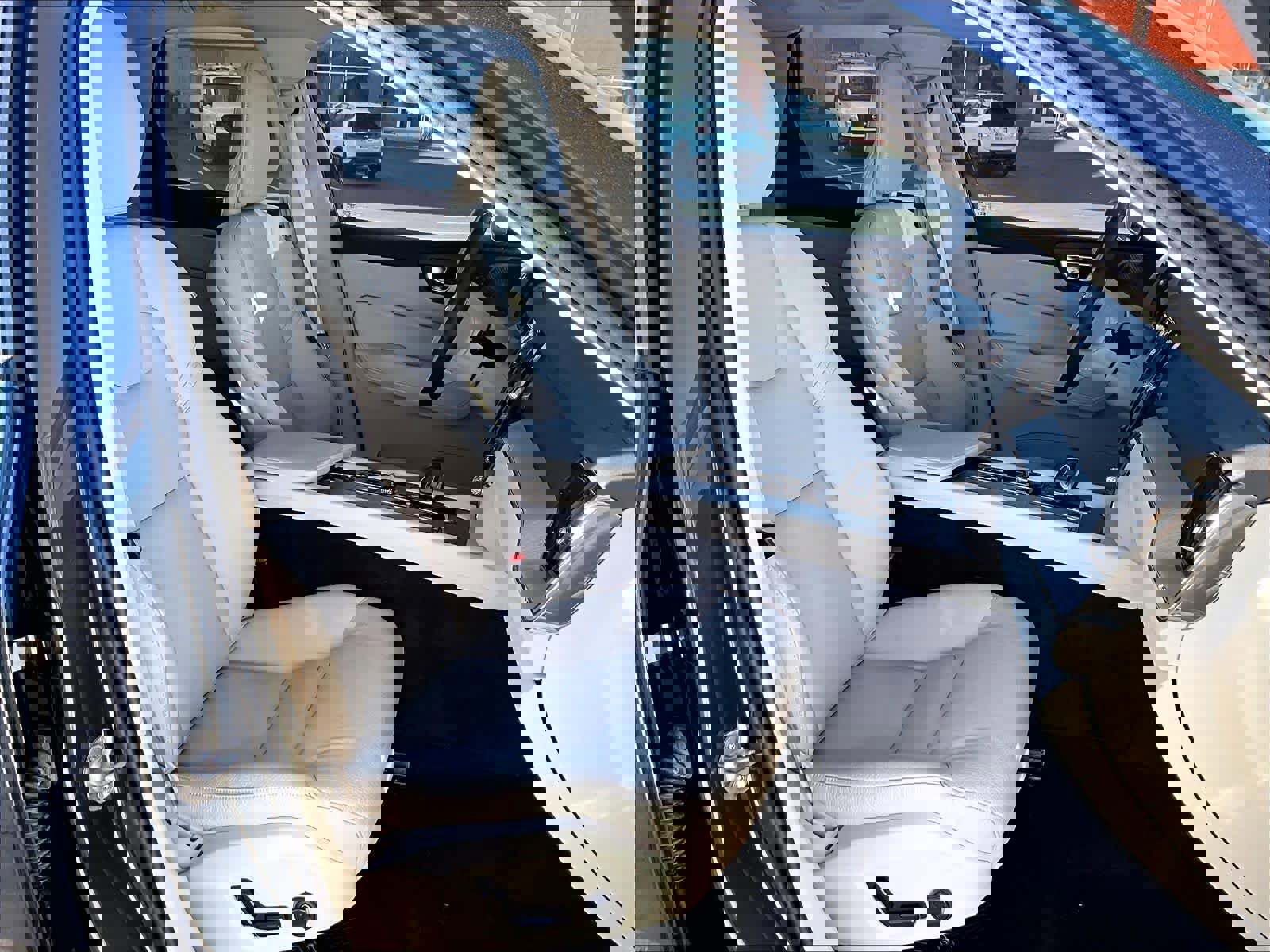 Used 2025 Volvo XC60 T8 Plus w/ Protection Package Premier image 10