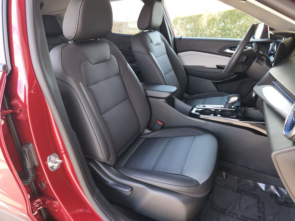 Used 2025 Chevrolet Trax LT image 15