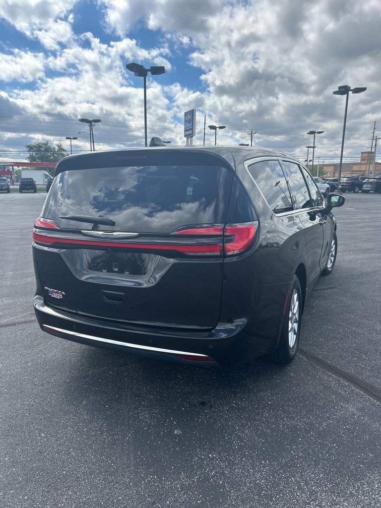 Used 2023 Chrysler Pacifica Touring-L FWD image 17