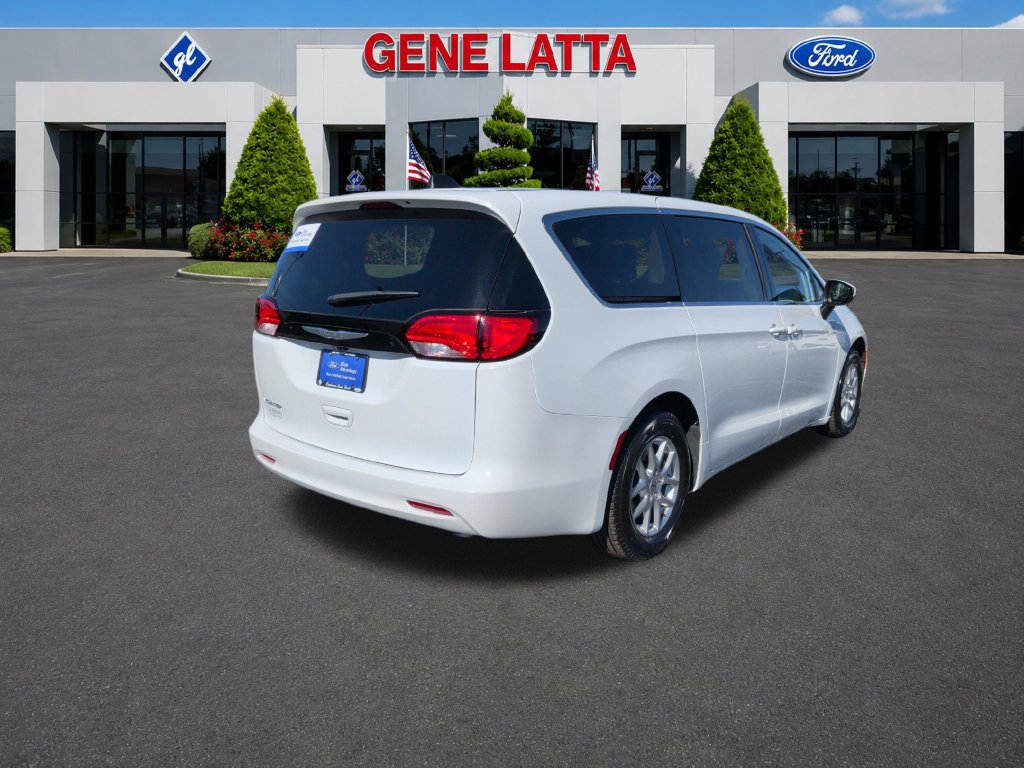 Used 2023 Chrysler Voyager LX FWD image 7
