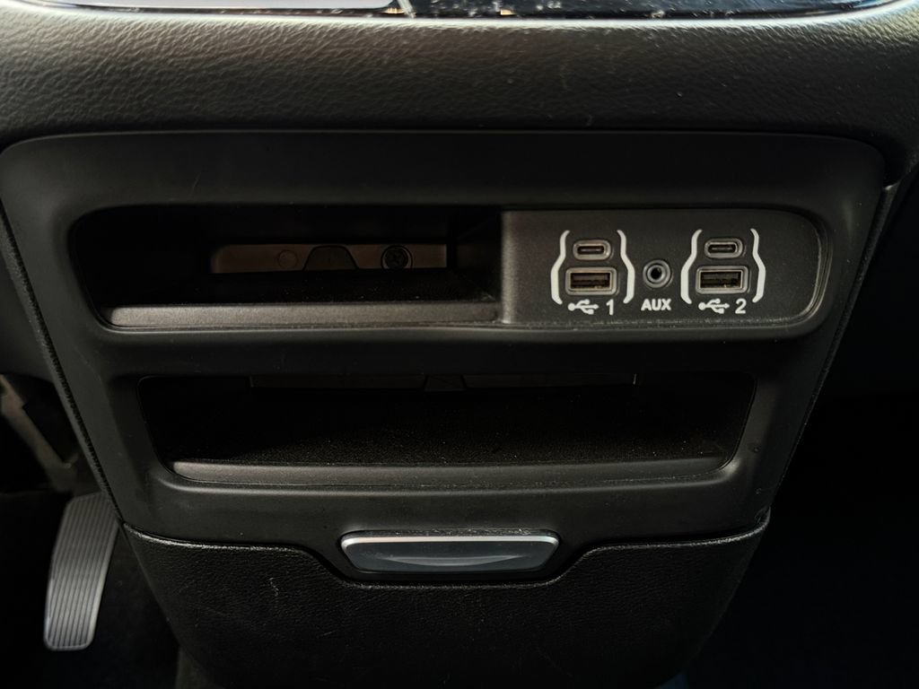 Used 2025 Chrysler Pacifica Select FWD image 21