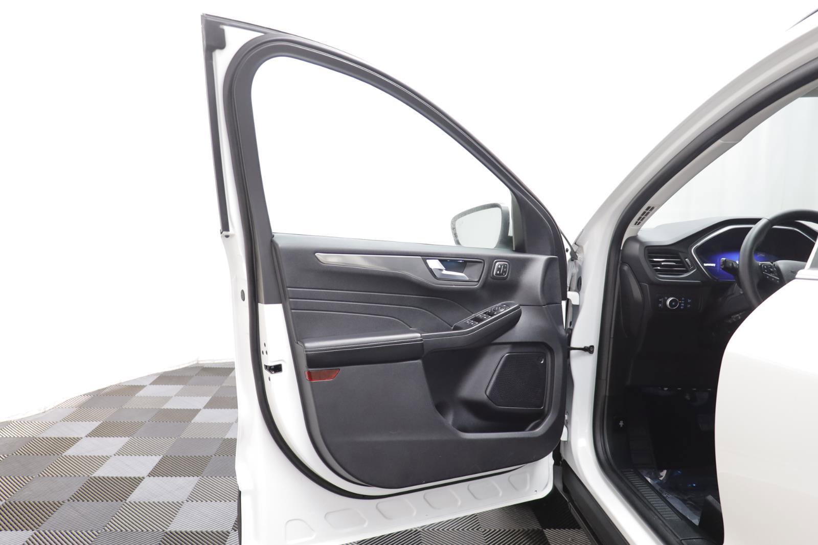 Used 2022 Ford Escape Titanium image 5