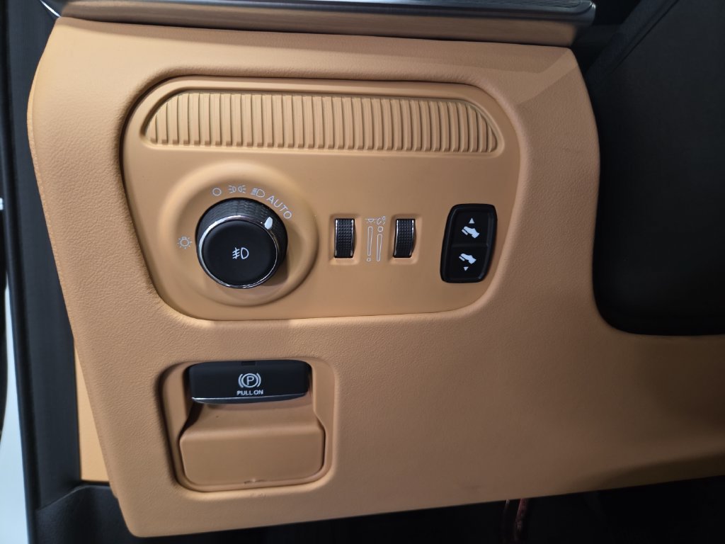 Used 2023 Jeep Grand Wagoneer Series III AWD/4WD image 18