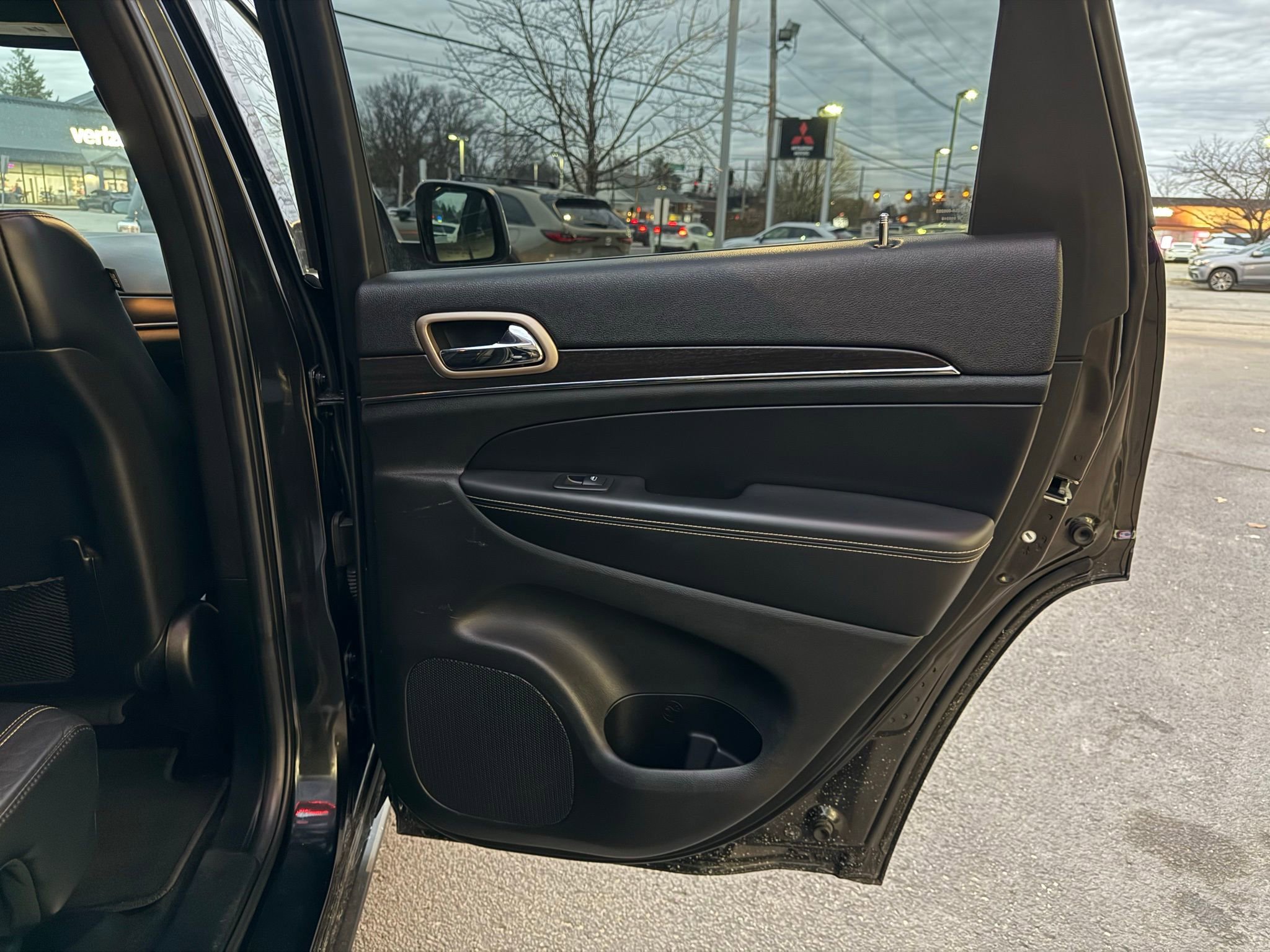 Used 2015 Jeep Grand Cherokee Limited image 25