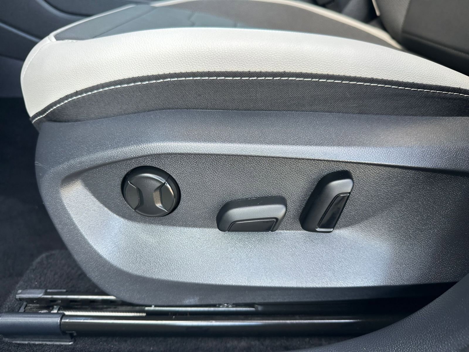 Used 2025 Volkswagen Taos SE image 22