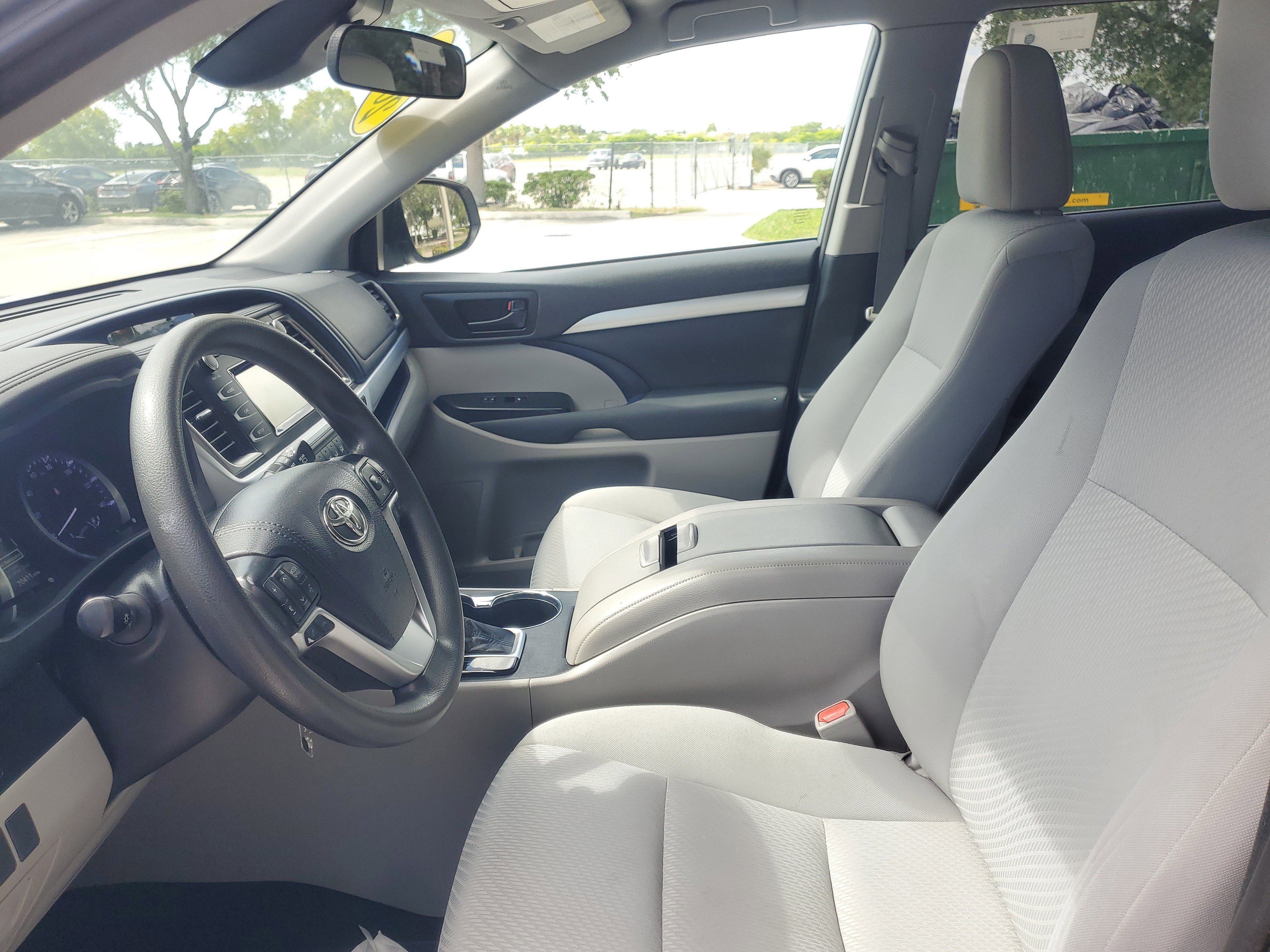 Used 2019 Toyota Highlander LE FWD image 16