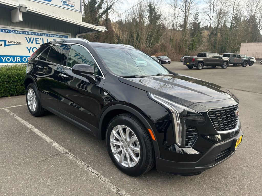 Used 2021 Cadillac XT4 Luxury w/ Cold Weather Package image 9