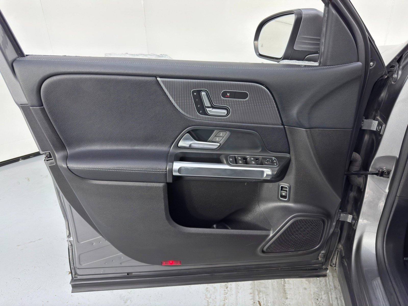 Used 2020 Mercedes-Benz GLB 250 4MATIC w/ Premium Package image 44