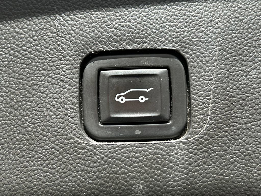 Used 2021 Chevrolet Traverse LT image 25