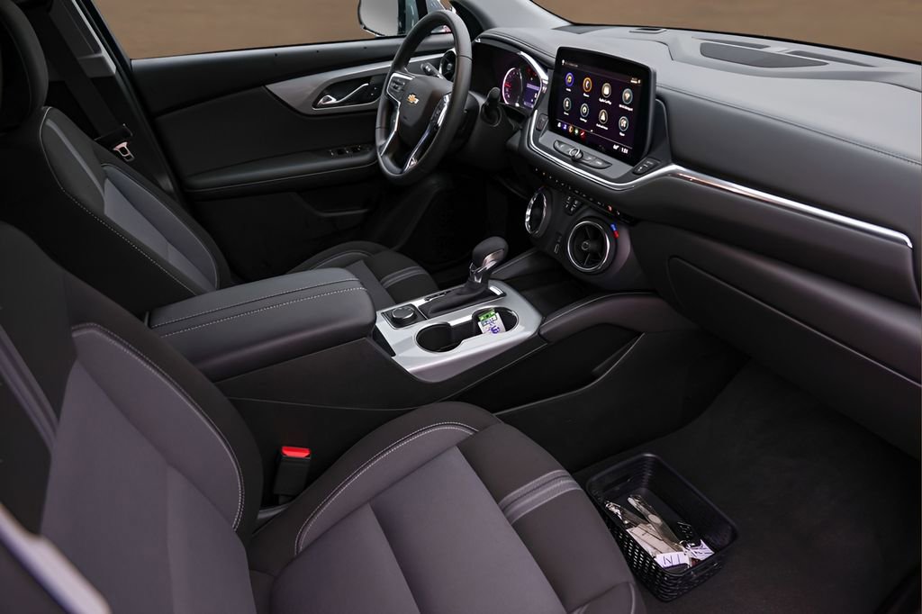 Used 2024 Chevrolet Blazer LT FWD image 27