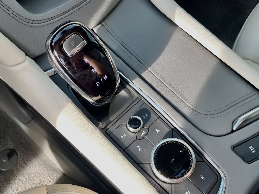 Used 2024 Cadillac XT6 Premium Luxury w/ Technology Package FWD image 17