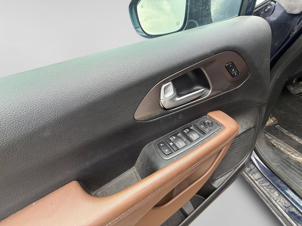 Used 2018 Chrysler Pacifica Limited FWD image 18