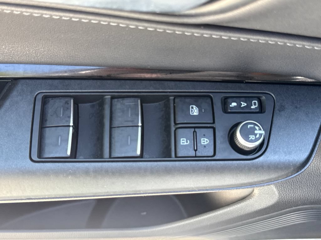 Used 2024 Toyota Venza LE AWD/4WD image 14