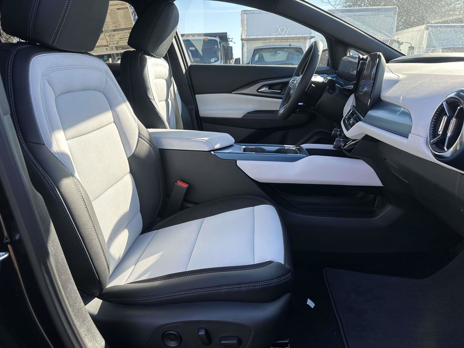 New 2026 Chevrolet Equinox EV LT w/ Convenience Package II FWD image 25