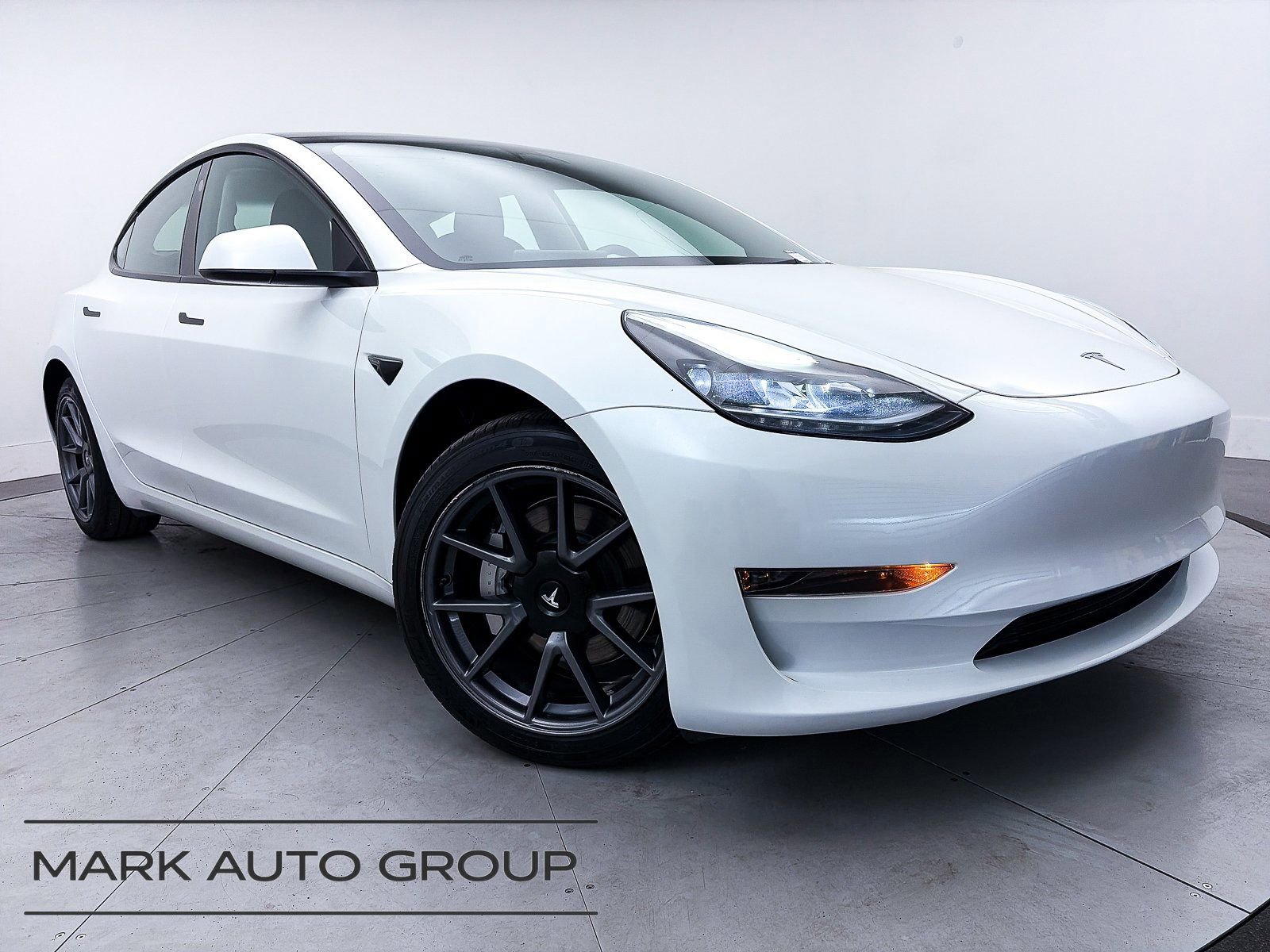 Used 2023 Tesla Model 3 Standard Range image 1